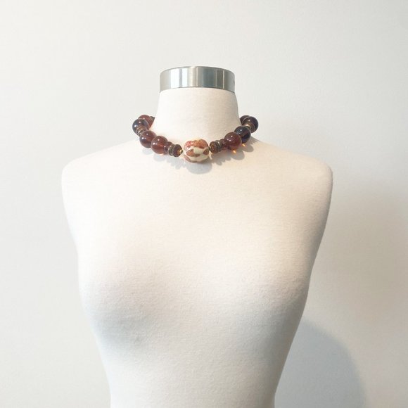 590 Collection of vintage glass, plastic and lucite bead necklaces - Picture 5 of 10